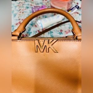 Beautiful Michael kors purse 👜🌺